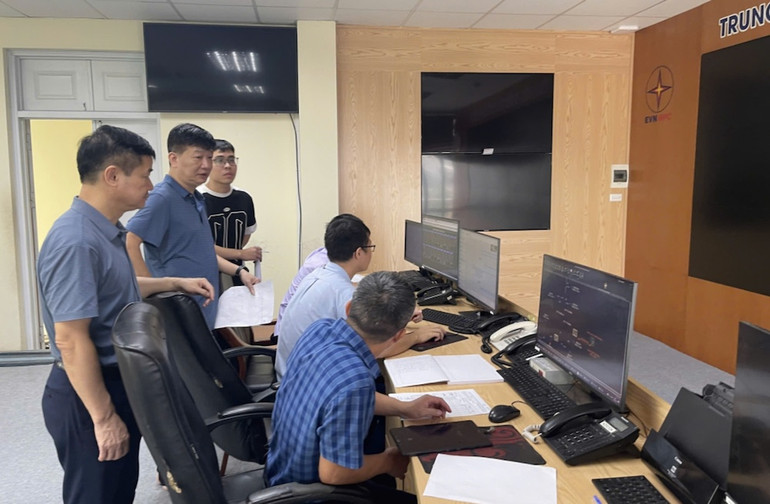 Lãnh đạo Điện lực Quảng Ninh trực vận hành để chỉ đạo cấp điện cho khách hàng (Ảnh Hoàng Nga)