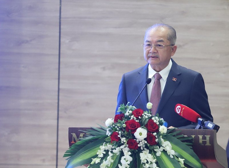 Đồng chí Kikeo Khaykhamphithoune, Ủy viên Bộ Chính trị, Phó Thủ tướng Chính phủ Lào phát biểu.