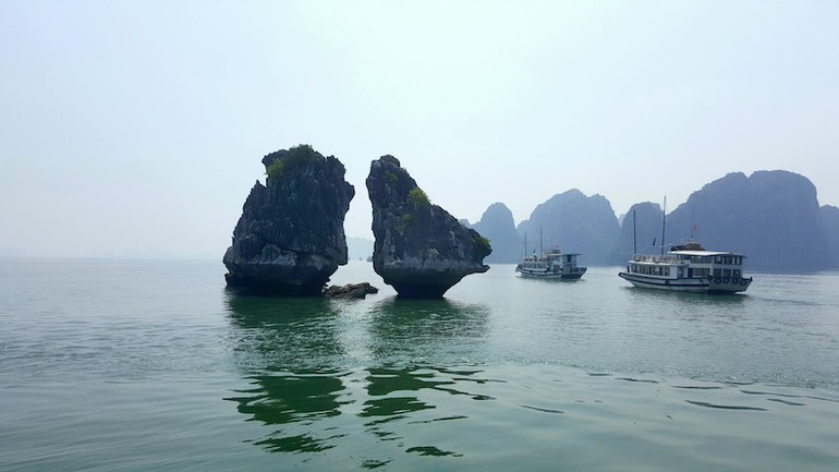 Hòn Trống Mái trên Vịnh Hạ Long.