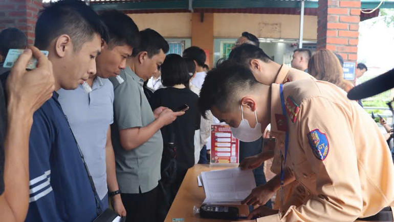 Các học viên được kiểm tra nồng độ cồn, chất kích thích trước khi tham gia phần thi thực hành lái xe.