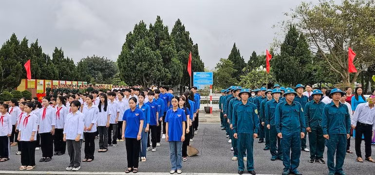Đại diện quân và dân trên đảo Cô Tô dự lễ thượng cờ.