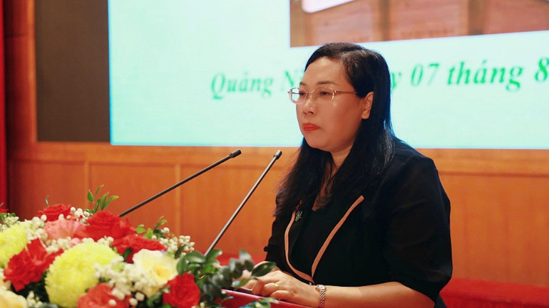 Thạc sĩ Phạm Thị Thịnh, Phó Giám đốc, Phó Tổng Biên tập Nhà xuất bản Chính trị Quốc gia Sự thật, quán triệt nội dung cuốn sách của Tổng Bí thư Nguyễn Phú Trọng.