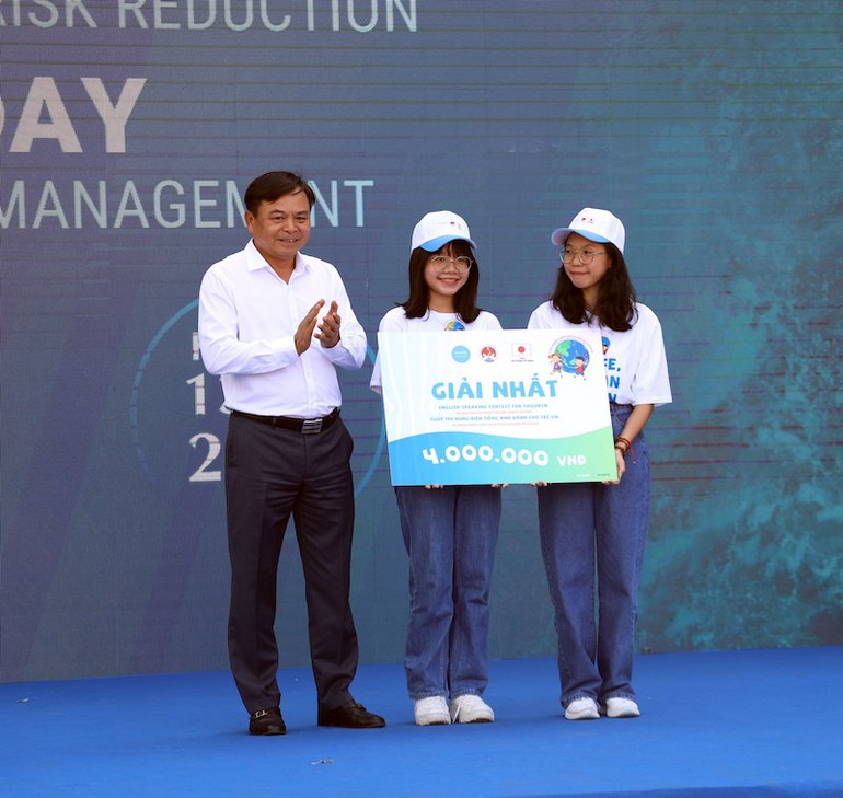 Lãnh đạo Bộ Nông nghiệp và Phát triển nông thôn trao Giải Nhất cho các học sinh đoạt Giải Cuộc thi "Hùng biện tiếng Anh dành cho trẻ em về phòng, chống thiên tai và thích ứng biến đổi khí hậu.