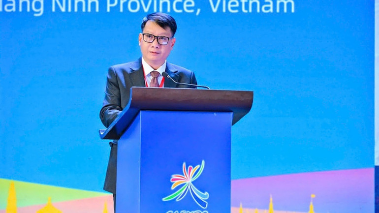 Chủ tịch Ủy ban nhân dân thành phố Móng Cái, Quảng Ninh (Việt Nam) phát biểu tại hội nghị.