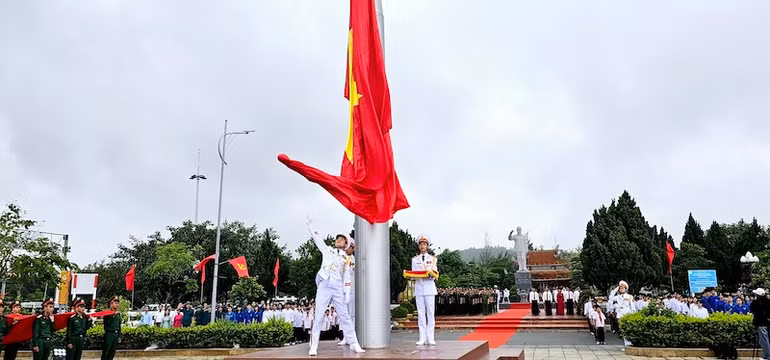 Nghi lễ thượng cờ trên đảo Cô Tô nhân kỷ niệm 63 năm Ngày Bác Hồ ra thăm đảo.