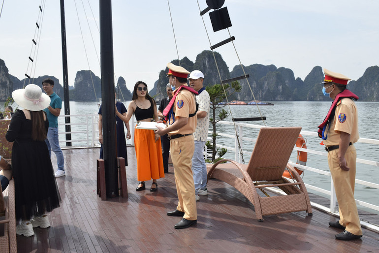Cảnh sát giao thông đường thủy Công an tỉnh Quảng Ninh tăng cường kiểm tra và tuyên truyền các biện pháp bảo đảm an toàn giao thông cho chủ phương tiện và du khách.