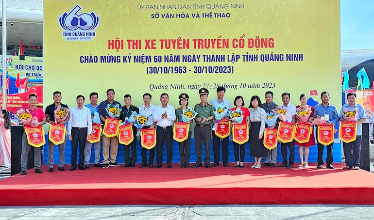Ban tổ chức tặng cờ lưu niệm cho các đội tham gia Hội thi.