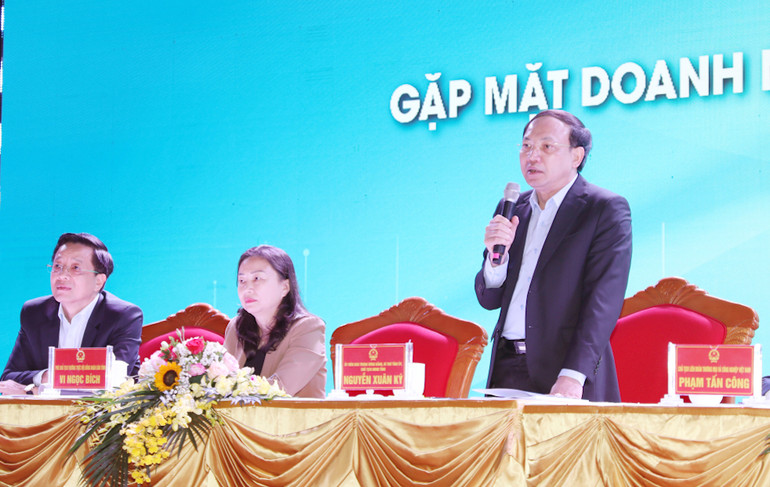 Bí thư Tỉnh ủy Quảng Ninh Nguyễn Xuân Ký trực tiếp trả lời các kiến nghị, thắc mắc của doanh nghiệp tại hội nghị.