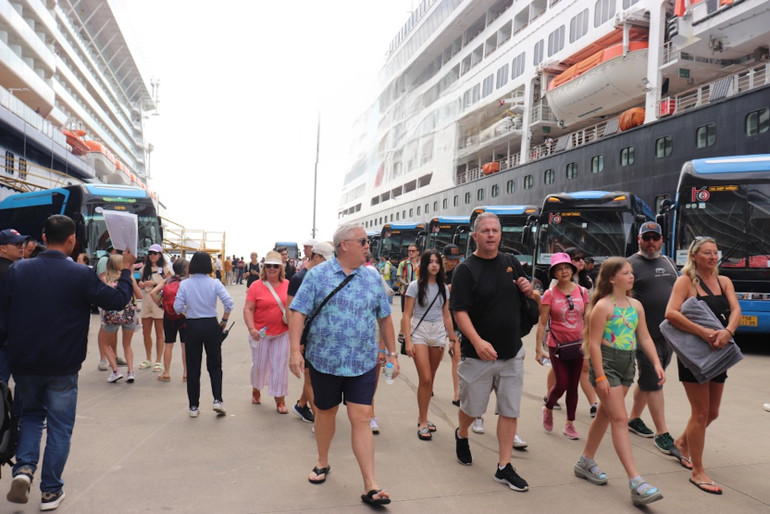 Sau khi rời tàu, các du khách quốc tế sẽ di chuyển đến các điểm du lịch nổi tiếng của Hạ Long.