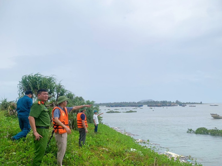 Các lực lượng chức năng của xã đảo Vĩnh Trung, Móng Cái kêu gọi tàu thuyền về bờ tránh trú an toàn.