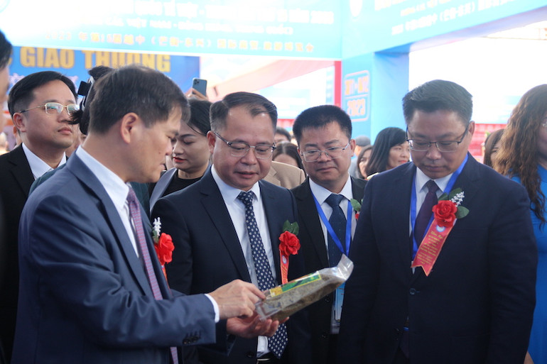 Các đại biểu tham quan các gian hàng của doanh nghiệp 2 nước tại Hội chợ.