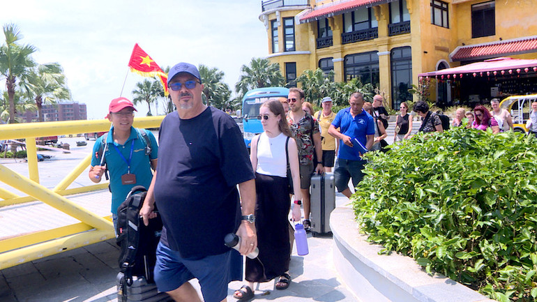 Du khách quốc tế tham quan Vịnh Hạ Long.