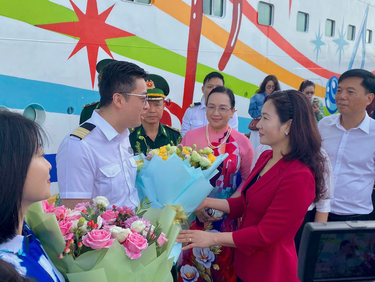 Lãnh đạo tỉnh Quảng Ninh chào mừng các du khách và thuyền viên của tàu Blue Dream Melody đặt chân đến thành phố Hạ Long.