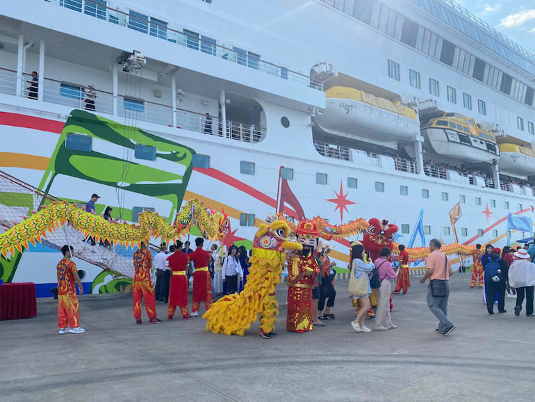 Du khách được chào đón nồng nhiệt khi đặt chân đến Hạ Long, Quảng Ninh.