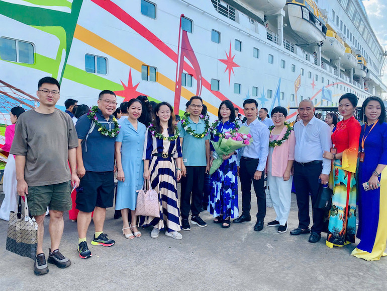 Các du khách chụp ảnh lưu niệm khi đặt chân đến Hạ Long, Quảng Ninh.