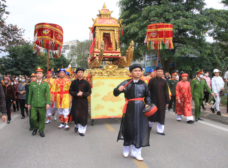 Rước kiệu Long đình tại lễ khai hội Đền Cửa Ông năm 2023.