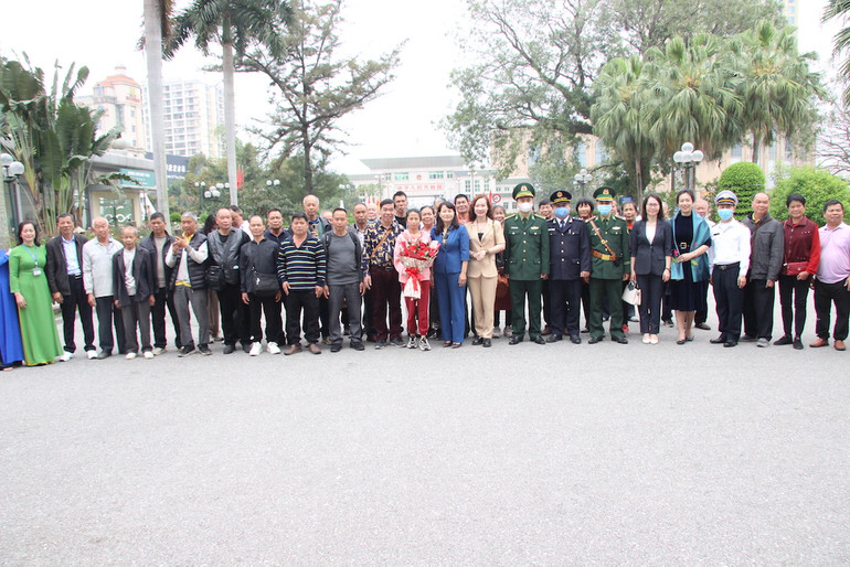 Lãnh đạo thành phố Móng Cái và các ngành khối cửa khẩu, các đơn vị du lịch chụp ảnh lưu niệm với khách du lịch Trung Quốc.