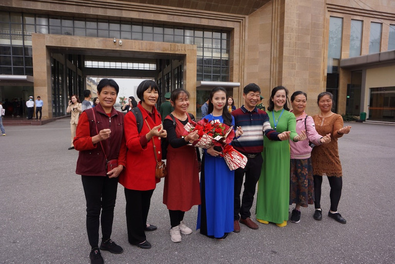 Những khách du lịch Trung Quốc đầu tiên trở lại qua Cửa khẩu quốc tế Móng Cái vui mừng chụp ảnh lưu niệm.