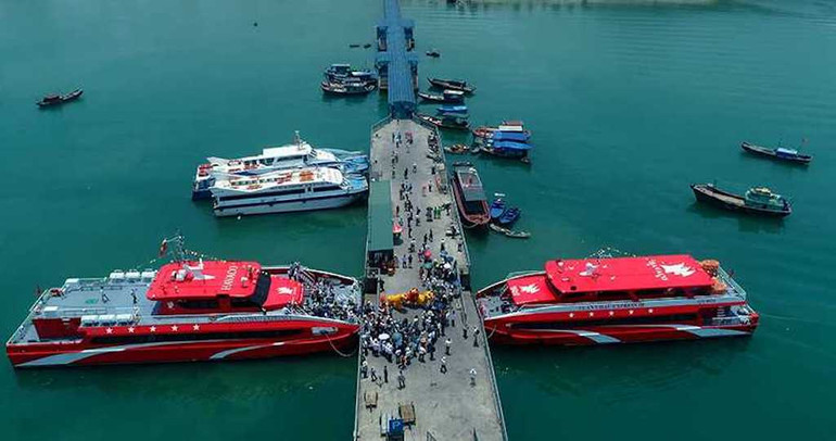 Giao thông ra đảo Cô Tô giờ đây đã thuận lợi hơn với phương tiện và hệ thống cầu cảng được đầu tư hiện đại.