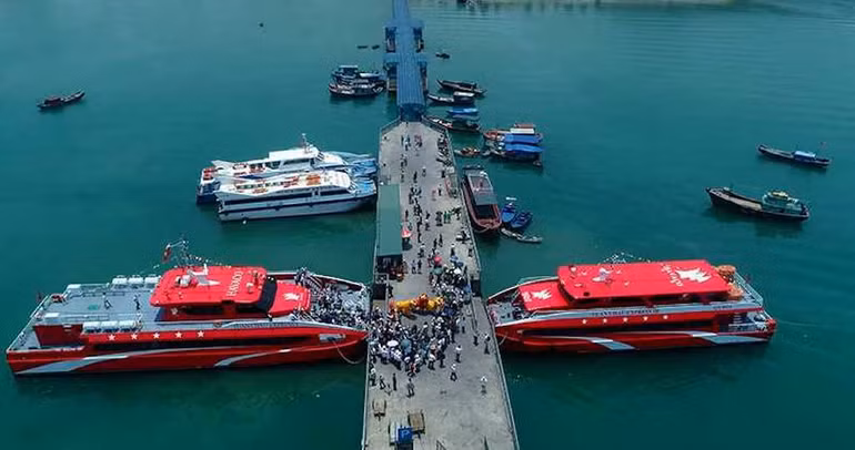 Giao thông ra đảo Cô Tô giờ đây đã thuận lợi hơn với phương tiện và hệ thống cầu cảng được đầu tư hiện đại. Giao thông ra đảo Cô Tô giờ đây đã thuận lợi hơn với phương tiện và hệ thống cầu cảng được đầu tư hiện đại.