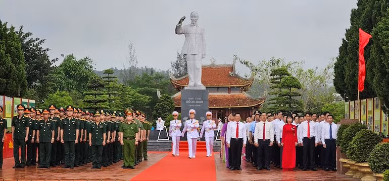 Các đại biểu dự lễ thượng cờ trên đảo Cô Tô nhân kỷ niệm 63 năm Ngày Bác Hồ ra thăm đảo.