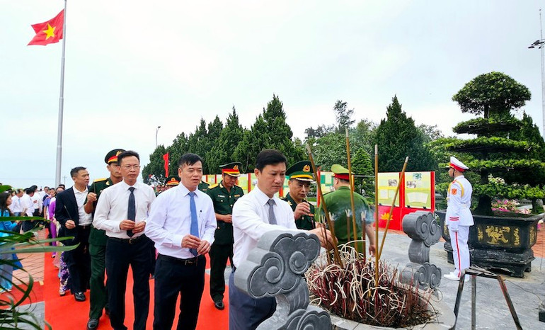 Các đại biểu dâng hương. Các đại biểu dâng hương.