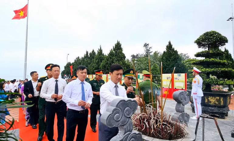 Các đại biểu dâng hương.