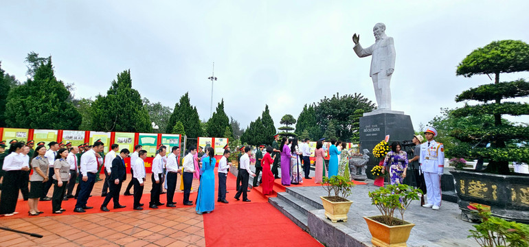 Các đại biểu dâng hương nhân kỷ niệm 63 năm Ngày Bác Hồ ra thăm đảo Cô Tô. Các đại biểu dâng hương nhân kỷ niệm 63 năm Ngày Bác Hồ ra thăm đảo Cô Tô.
