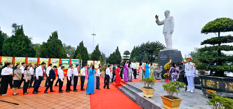 Các đại biểu dâng hương nhân kỷ niệm 63 năm Ngày Bác Hồ ra thăm đảo Cô Tô.