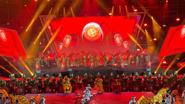 Màn "Trống hội tỏa sáng" của Đoàn nghệ thuật trống hội Học viện Cảnh sát nhân dân với 500 người tham gia.