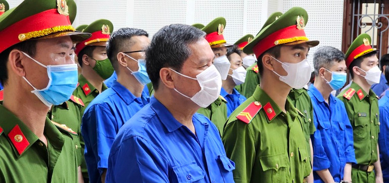 Cựu Chủ tịch Ủy ban nhân dân thành phố Hạ Long Phạm Hồng Hà (Người thứ 2 từ trái qua phải) tại phiên tòa.