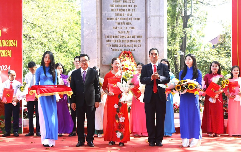 Lãnh đạo Thành ủy Móng Cái trao Quyết định kết nạp Đảng cho các quần chúng ưu tú.