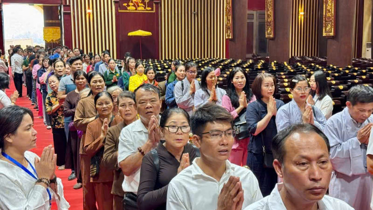 Đông đảo tăng ni, phật tử, nhân dân và du khách thập phương về chiêm bái xá lợi Đức Phật tại Cung Trúc Lâm Yên Tử.