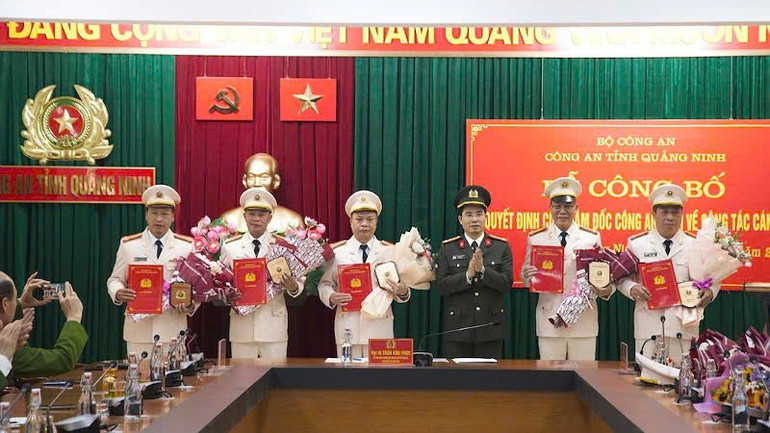 Đại tá Trần Văn Phúc, Giám đốc Công an tỉnh Quảng Ninh trao Quyết định cho các đồng chí tình nguyện viết đơn xin nghỉ công tác trước thời hạn.