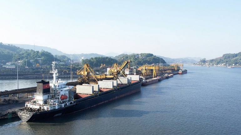 Tàu vào nhận than tại Cảng Cửa Ông.
