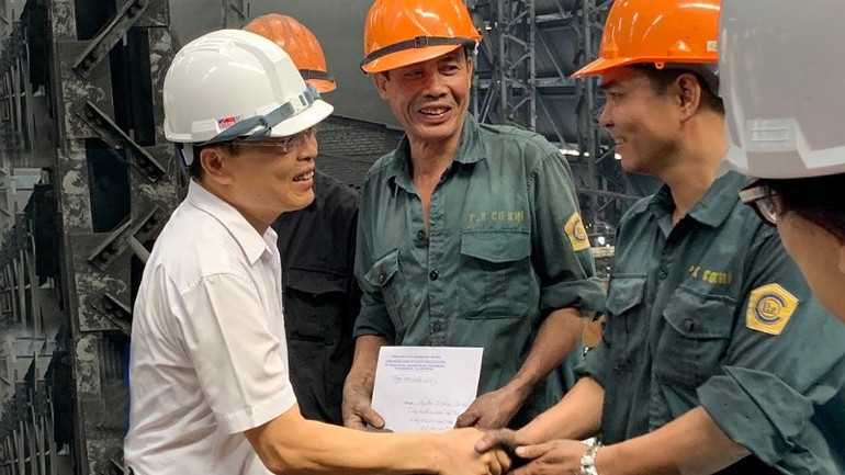 Chủ tịch Công đoàn Công ty Tuyển than Cửa Ông Đỗ Văn Tăng động viên khen thưởng các cán bộ, công nhân viên có thành tích xuất sắc trong lao động, sản xuất.