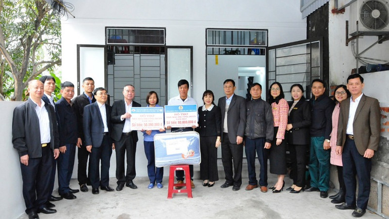 Hỗ trợ xây nhà "Mái ấm Công đoàn" cho những gia đình công nhân có hoàn cảnh khó khăn trong Công ty.