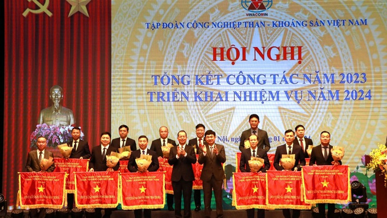 Lãnh đạo Tập đoàn Công nghiệp than-Khoáng sản Việt Nam khen thưởng cho các đơn vị của Công ty Tuyển than Cửa Ông đã có thành tích xuất sắc trong năm 2023.