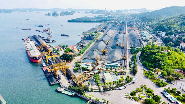 Môi trường làm việc luôn được Công ty Tuyển than Cửa Ông quan tâm, đầu tư, bảo đảm điều kiện làm việc tốt nhất cho cán bộ, công nhân viên.