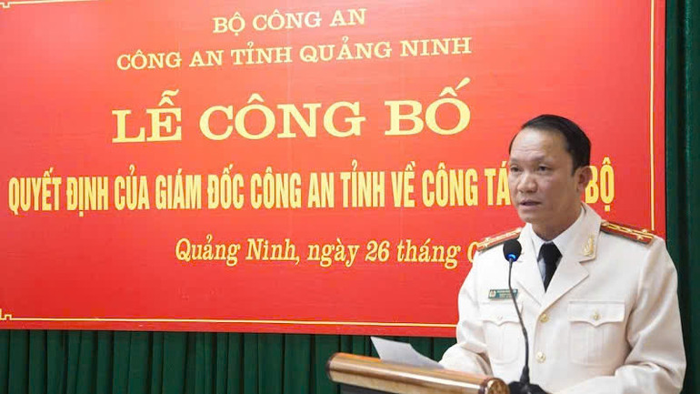 Đại tá Hoàng Quốc Văn, Trưởng phòng An ninh chính trị nội bộ thay mặt các đồng chí xin nghỉ công tác trước thời hạn phát biểu tại buổi lễ.