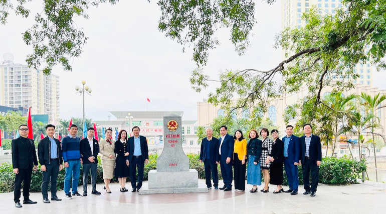 Các du khách chụp ảnh lưu niệm tại khu vực cửa khẩu quốc tế Móng cái.