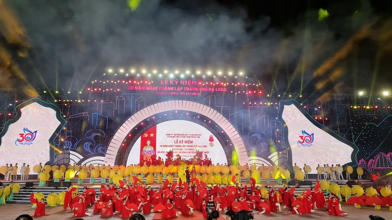 Chương trình nghệ thuật đặc biệt chào mừng 30 năm Ngày thành lập thành phố Hạ Long.