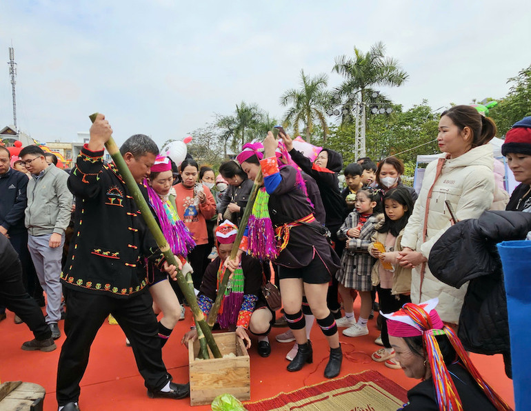 Thi làm bánh dày ở Lễ hội Trà Hoa vàng của huyện Ba Chẽ, Quảng Ninh. Thi làm bánh dày ở Lễ hội Trà Hoa vàng của huyện Ba Chẽ, Quảng Ninh.