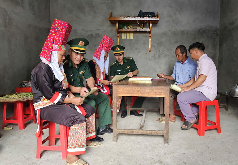 Bộ đội Biên phòng Quảng Ninh thường xuyên phối hợp với các cấp ủy Đảng, chính quyền nơi đóng quân tuyên truyền, phổ biến pháp luật cho người dân. Bộ đội Biên phòng Quảng Ninh thường xuyên phối hợp với các cấp ủy Đảng, chính quyền nơi đóng quân tuyên truyền, phổ biến pháp luật cho người dân.