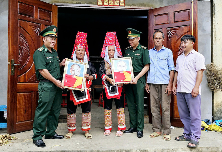 Bộ đội Biên phòng Quảng Ninh tặng ảnh Bác Hồ và cờ cho người dân xã Hoành Mô, huyện Bình Liêu, Quảng Ninh. Bộ đội Biên phòng Quảng Ninh tặng ảnh Bác Hồ và cờ cho người dân xã Hoành Mô, huyện Bình Liêu, Quảng Ninh.