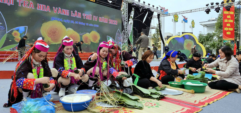 Thi gói bánh Cốc mò tại Lễ hội Trà Hoa vàng của huyện Ba Chẽ, Quảng Ninh. Thi gói bánh Cốc mò tại Lễ hội Trà Hoa vàng của huyện Ba Chẽ, Quảng Ninh.