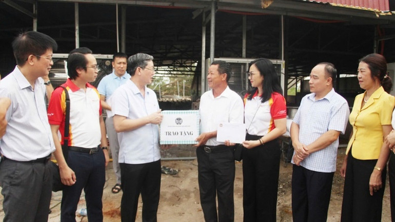 Đồng chí Lương Quốc Đoàn trao quà động viên HTX dịch vụ nông nghiệp Quốc Cường.