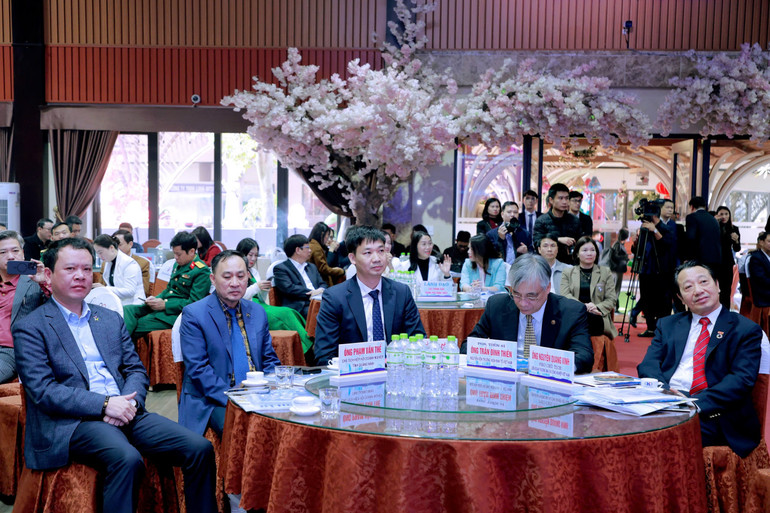 Các đại biểu tham dự Hội nghị xúc tiến đầu tư tại thành phố Đông Triều. Các đại biểu tham dự Hội nghị xúc tiến đầu tư tại thành phố Đông Triều.