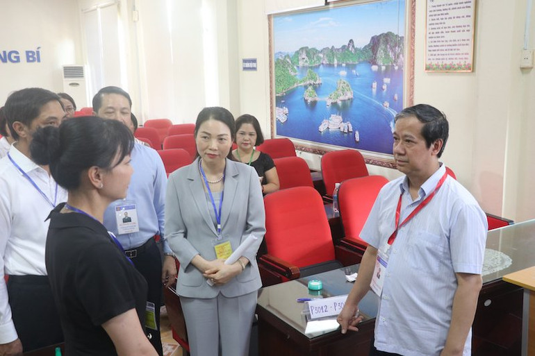 Bộ trưởng Nguyễn Kim Sơn động viên các giáo viên coi thi tại điểm thi Trường THPT Uông Bí, Quảng Ninh.