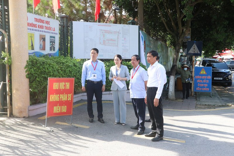 Bộ trưởng Nguyễn Kim Sơn cùng lãnh đạo tỉnh Quảng Ninh và ngành giáo dục kiểm tra công tác thi tại Trường THPT Uông Bí.